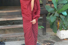 Myanmar, Amarapura, Maha Gandayon Kloster, Anlegen eines Gewandes
