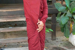 Myanmar, Amarapura, Maha Gandayon Kloster, Anlegen eines Gewandes