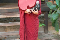 Myanmar, Amarapura, Maha Gandayon Kloster, Anlegen eines Gewandes