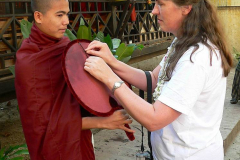 Myanmar, Amarapura, Maha Gandayon Kloster, Anlegen eines Gewandes