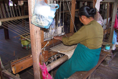 Myanmar, Inle-See, Lotus-Seidenweberei