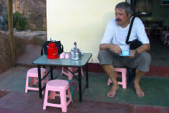 Myanmar, Golden Rock, Nach der anstrengenden Besteigung genießen wir einen Buttertee