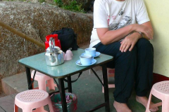 Myanmar, Golden Rock, Nach der anstrengenden Besteigung genießen wir einen Buttertee