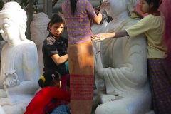 Myanmar, Mandalay,  Straße der Steinmetze, Fertigung von Buddhafiguren aus Marmor