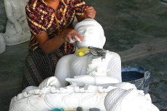Myanmar, Mandalay,  Straße der Steinmetze, Fertigung von Buddhafiguren aus Marmor
