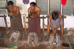 Myanmar, Mandalay, Goldschläger