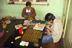 Myanmar, Mandalay, Blattgold-Schneideverpackungsräume