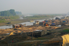 Myanmar, Mingun, Bambusflößer am Irrawaddy
