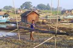 Myanmar, Mingun, Bambusflößer am Irrawaddy