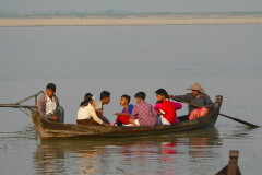 Myanmar, Mingun, Bambusflößer am Irrawaddy
