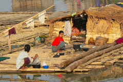 Myanmar, Mingun, Bambusflößer am Irrawaddy