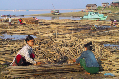 Myanmar, Mingun, Bambusflößer am Irrawaddy