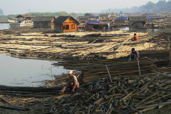 Myanmar, Mingun, Bambusflößer am Irrawaddy