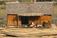 Myanmar, Mingun, Bambusflößer am Irrawaddy