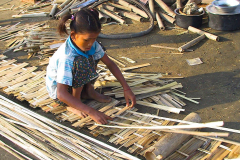 Myanmar, Mingun, Bambusflößer am Irrawaddy