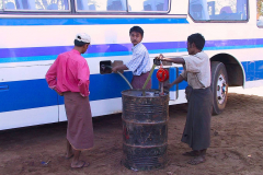 Myanmar, Unser Bus wird betankt