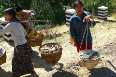 Myanmar, Mount Popa, Popa-Steine werden zum Verkauf angeboten