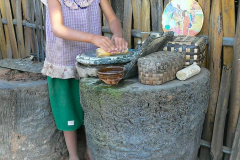 Myanmar, Ein Mädchen zeigt uns die Herstellung von Thanaka-Paste