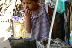 Myanmar, Die Thanaka-Paste wird im Gesicht verstrichen