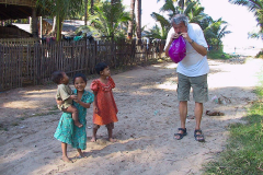 Myanmar, Ngapali Beach, Wir blasen einen Wasserball für die Kinder auf