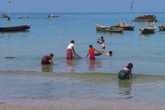 Myanmar, Ngapali Beach, Restliche Fische aus dem Fang werden aus dem Meer gesucht
