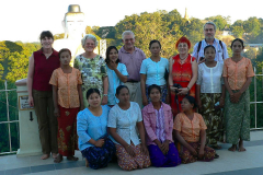 Myanmar, Pyay, Shwesandaw Pagode, Gruppenbild vor dem Sehtatgyi Buddha