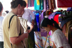 Myanmar, Pyay, Während wir uns  Stoffe für Longyi anschauen ...