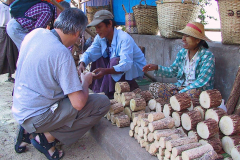Myanmar, Pyay, Wir kaufen Thanaka ...