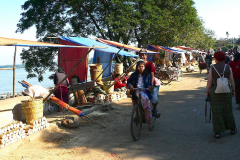 Myanmar, Pyay, Thanaka-Verkaufsstände am Irrawaddy