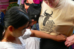 Myanmar, Pyay, Anprobe eines Longyi