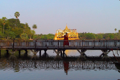 Myanmar, Yangon Blick vom Kandawgyi Palace Hotel auf die Burmesische Königsbarke im Königlichen See