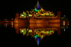 Myanmar, Yangon, Burmesische Königsbarke im Königlichen See bei Nacht