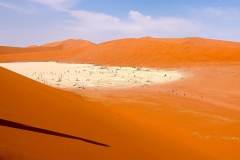 Namibia, Sossusvlei, Blick auf Deadvlei