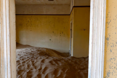 Namibia, Kolmannskuppe, Blick in ein Haus