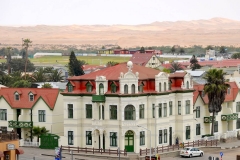 Namibia, Swakopmund, Blick vom Woermannhaus auf das Hohenzollernhaus und die dahinterliegenden Dünen