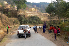 Nepal, Trekking Umgebung von Nagarkot, Kleine Straßensperre der Kinder