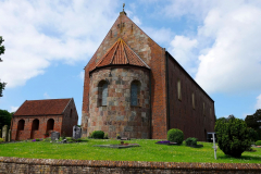 Niedersachsen, Wangerland,  St. Severinus und Jacobus Kirche Minsen mit frei stehendem Glockenturm