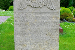 Niedersachsen, Wangerland,  Alter Grabstein an der St. Severinus und Jacobus Kirche Minsen