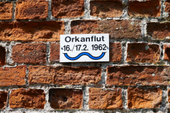 Niedersachsen, Wangerland, St. Jodocus Kirche St. Joost, Orkanflutmarke