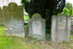 Niedersachsen, Wangerland, Kirche zum Heiligen Kreuz Pakens, Alte Grabsteine