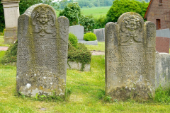 Niedersachsen, Wangerland, Kirche zum Heiligen Kreuz Pakens, Alte Grabsteine