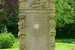 Niedersachsen, Wangerland, Kirche zum Heiligen Kreuz Pakens, Alter Grabstein