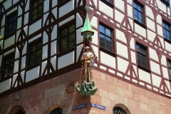 Nürnberg, spätgotisches Pilatushaus, errichtet 1489, mit dem Heiligen Georg als Drachentöter