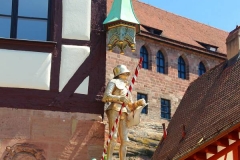 Nürnberg, spätgotisches Pilatushaus mit dem Heiligen Georg als Drachentöter