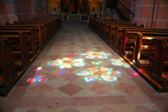 Oberwesel, Liebfrauenkirche, Lichtspiel der Buntglasfenster auf dem Kirchenboden