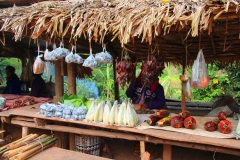 Laos, Oudomxay, Marktstand am Straßenrand