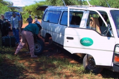 Tansania, Lake Manyara Nationalpark, Unsere erste Panne mit Radwechsel