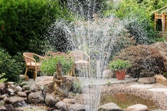Blick vom Springbrunnen zur kleinen Sitzecke