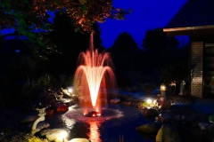 beleuchteter Springbrunnen bei Nacht
