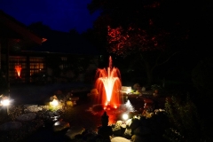beleuchteter Springbrunnen bei Nacht